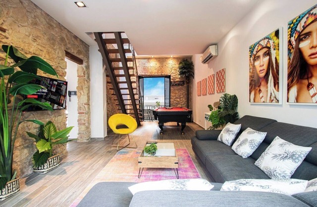 POOL 3 bedrooms and views to National Theater D4