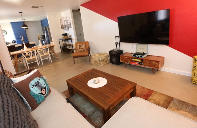 POOL .. All KING BedS .. 5 Min to Natl Park .. Karaoke .. LOADED w/ Amenities!