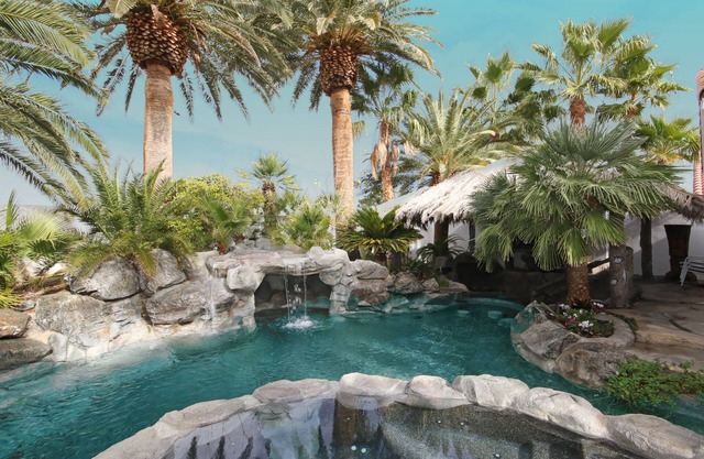 Pool Compareable to Mirage, Palapa, 82 in Hd TV, Minutes from Strip