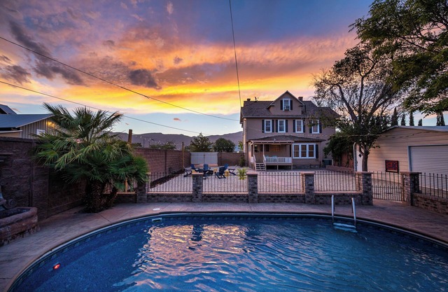 Pool+Game Room+Spacious Kings+16 mi to White Sands