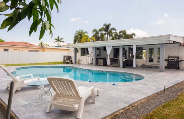 Pool Home in North Miami Beach. Everyone gets own bed !