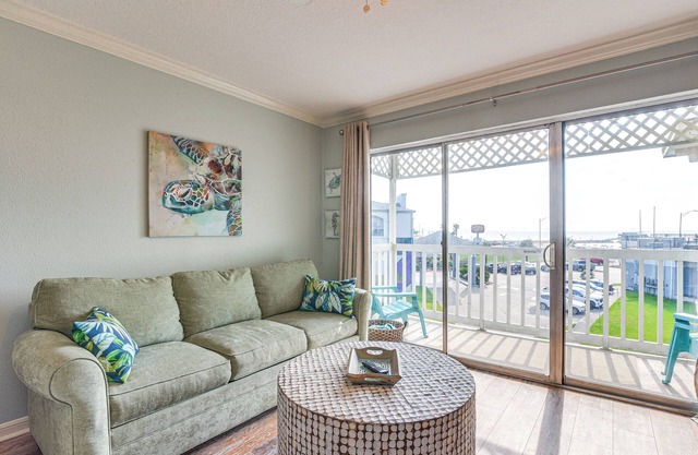 Pool & Hot Tub Access: Beachside Galveston Condo!