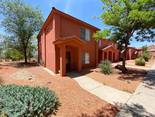 Pool & Hot Tub Close to hiking trails in Kanab