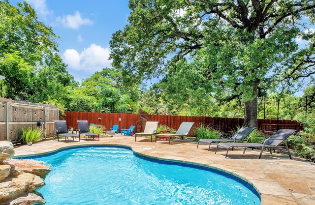 POOL, HOT TUB, FIRE PIT, PET FRIENDLY, 7 CRUISER BIKES, CHECKS ALL THE BOXES.