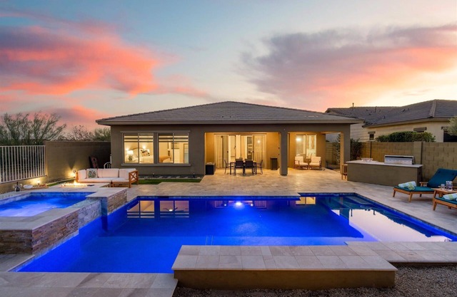 Pool, Hot Tub, Firepit & Golf Haven!