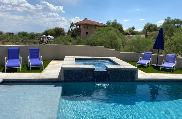 Pool & Hot Tub/Mountain Views/3 BR/Stunning