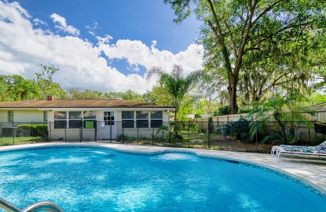 Pool House in the Heart of Julington Creek | King Bed |Sleeps 10