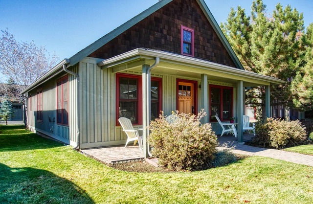 Pool, In Pine Meadows, 1 Level Cottage, Garage, 1 Blk to Town, Popular for Years