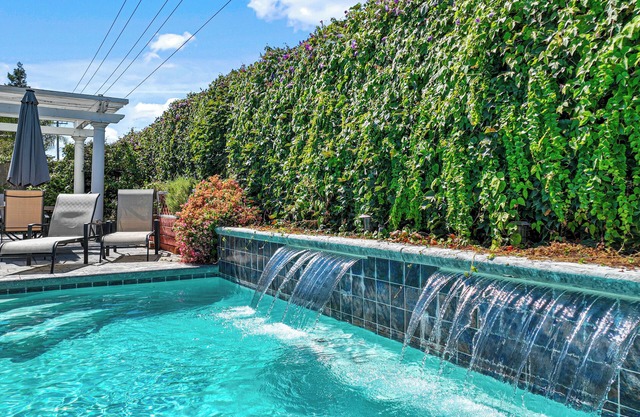 Pool, Jacuzzi, Private, Cozy, 4 Bedroom home, A/C. Perfect for families.