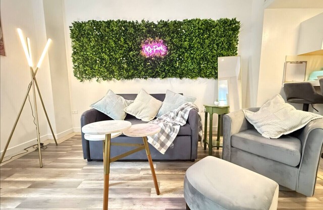 Pool & Jacuzzi! Walk to beach, South Point Pier,