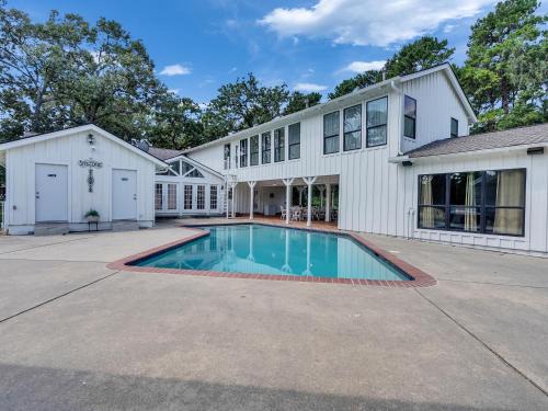 Pool, Spa&Lake 16 beds 8 bathrooms 50 car parking VENUE Magnolia Texas