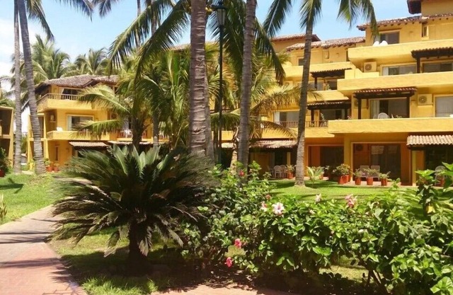 Pool-view Inviting 2BR Condo Near the Beach with Tennis Court