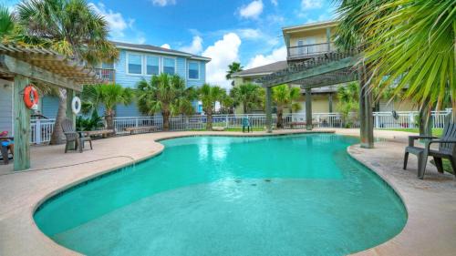 Pool Walkable to Old Town Eateries Nightlife Shops Palm Palace by AvantStay