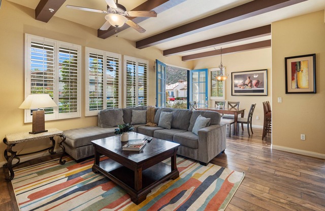 Poolside! Stunning Villa near sparking pool & large spa, Garage, Pet Friendly! (L62-2)