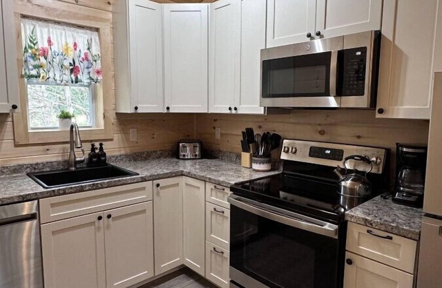 Popplestone Point-Nestled in woods next to Acadia!