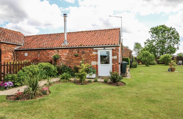 POPPY COTTAGE, pet friendly, character holiday cottage in Heckington