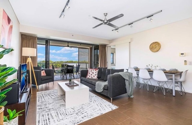 Popular Waterfront Lagoon Views: great restaurants