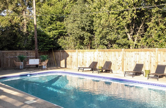 Porter #6 - w/Pool & Golf Cart! Perfect location near Beach and Downtown!