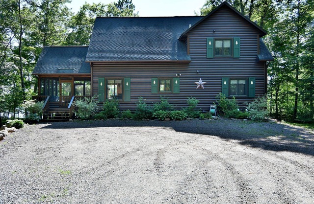 Potato Lake House- Beautiful log chalet on pristine Potato Lake.