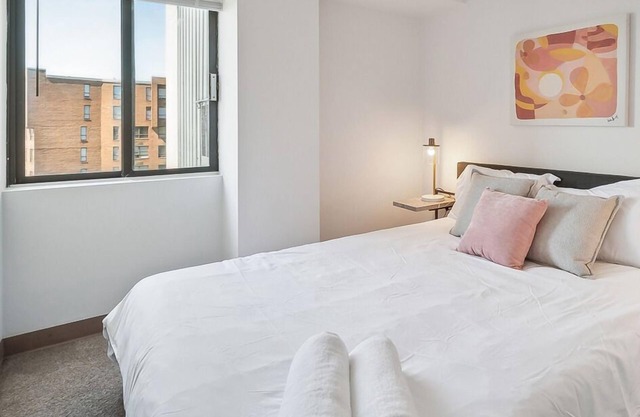 PP 1002 Modern Corporate 2br, pool, Gym