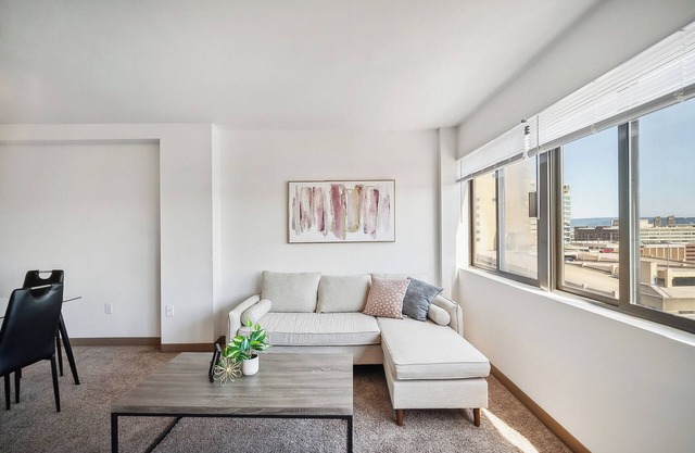 PP 1111 Modern Corporate 1br, pool, Gym