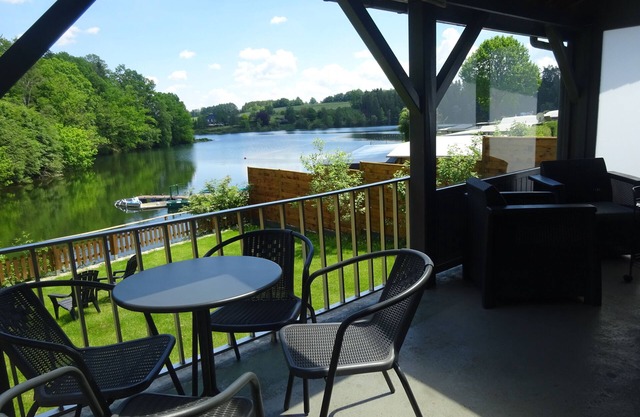 Prachtig Gelegen Chaletje aan Meer Robertville met Bootje en Kajak