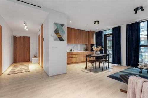 Premium Downtown Queen Apartment KARTULI