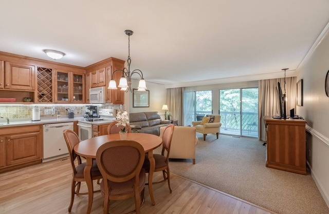 Premium Lakeview 1 BR in Kingsmill Resort-Clean- Shuttle to Grand Illumination