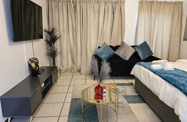 Premium Studio Apartment In The Fabulous Lonehill/fourways, Sandton With WiFi