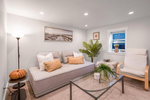 Prestigious 2 Bedrooms 2 Baths in West Point Grey