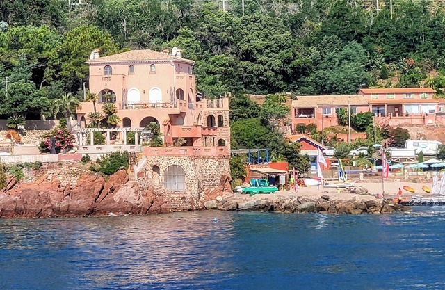 Prestigious waterfront villa for 12 people, with private sea access