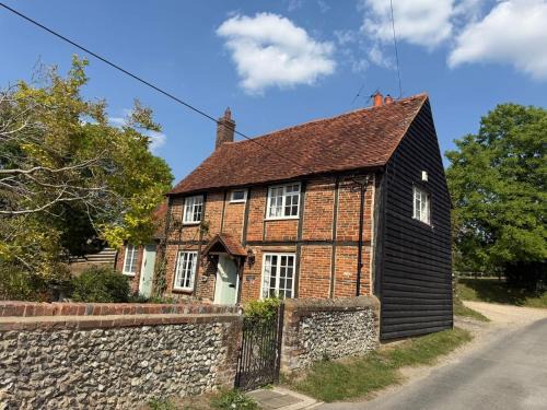 Pretty 2 Bedroom Cottage in Skirmett with Parking