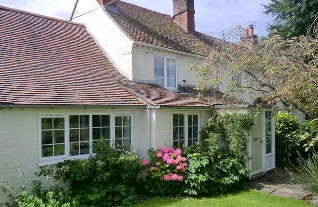 Pretty Cottage Near City & Sea