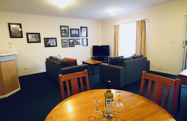 Prime Location | 2BR Grand Apt | Courtyard | North Adelaide | Near CBD Events + Private Parking