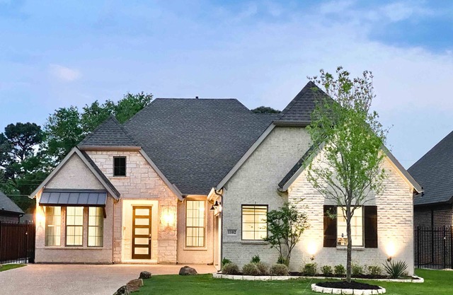 Prime Location Game Room Hot Tub Putting Green 4 Full Baths Walk to Stadiums