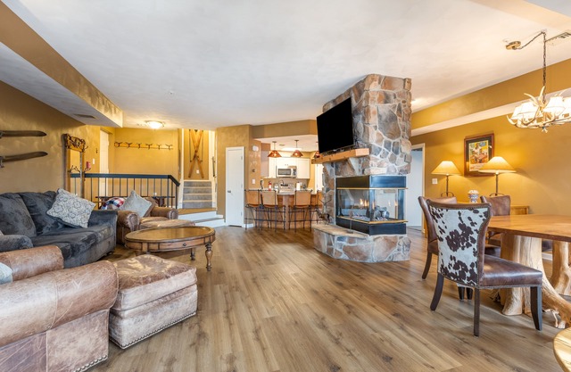 Prime Resort Location, Modern Ski/Out w/Balcony