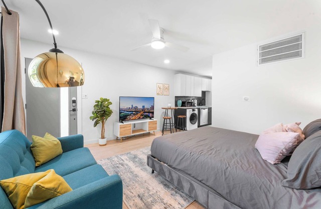 Prime SoCo cozy studio w/laundryWiFi, 7 Min to DT