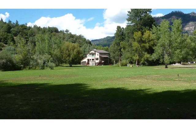 Privacy-YES! Animas Valley gem sleeps 11 on 5 acres with Creek/Pond/Natl Forest!