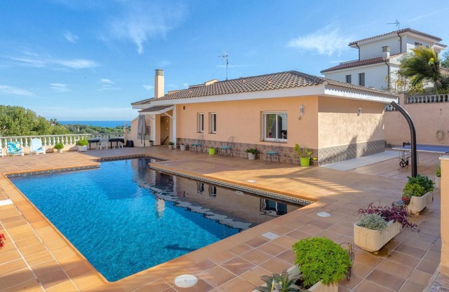 Private pool, barbecue and lots of fun