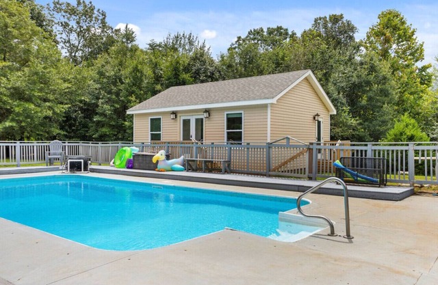 Private 1BR Guest House w/Pool & Kitchen