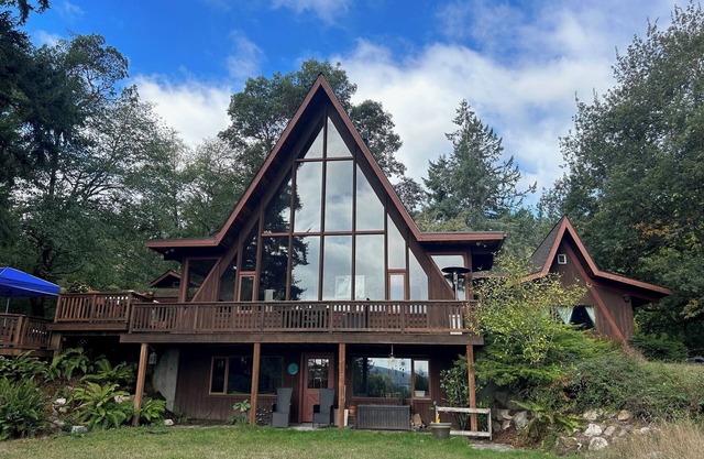 Private, 3 Acre Vashon Island Getaway with Spectacular Views - Sleeps 12!