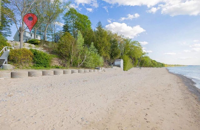 Private 4 Bed, 2 Bath Lakefront Home on Lake Huron - Sleeps 12!