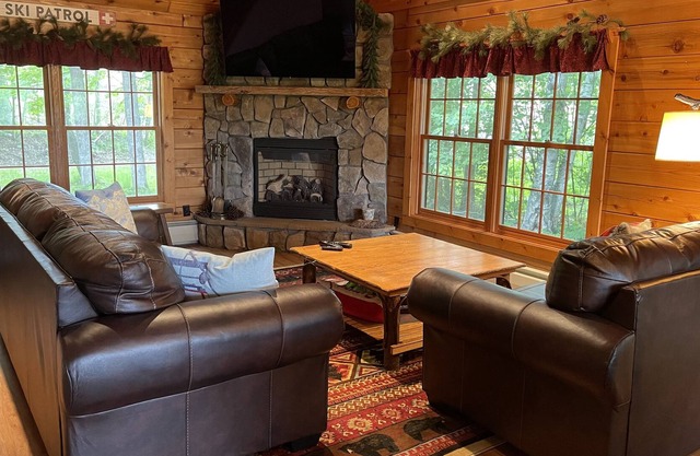 Private Adirondack cabin located right between Gore Mtn and downtown North Creek