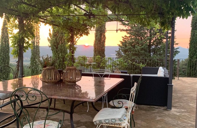 Private and cozy retreat in Montalcino with private pool surrounded by vineyards