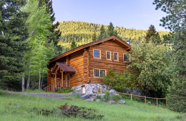 Private and spacious mountain retreat w/views, privacy, hot tub, & guest house!