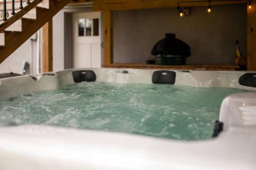 Private Basement - Two King Beds and Hot Tub