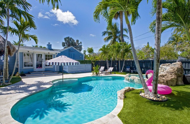 Private Boutique nBungalow Resort/KING Beds/Heated Salt Water Pool/Tiki/BBQ