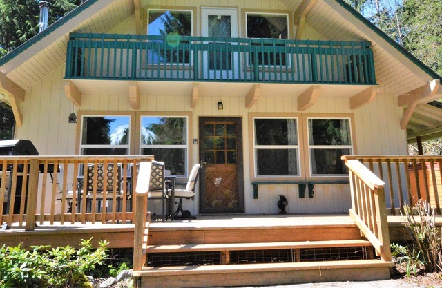 Private chalet with hot tub, WIFI, BBQ, outdoor fire pit. Minutes from hwy.