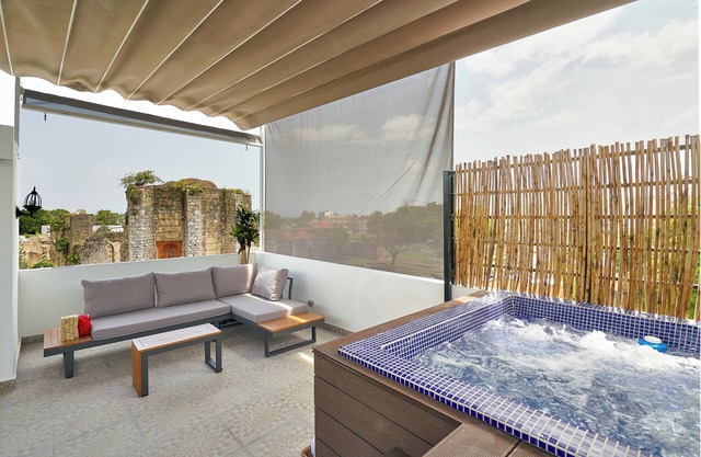 Private Colonial Penthouse w/Rooftop Jacuzzi & Ruins View