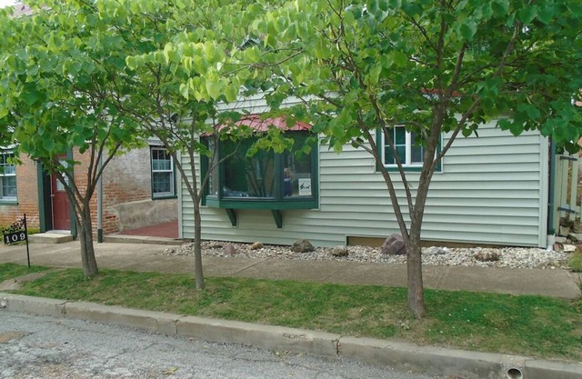 Private Cottage located in Historic District of Hermann Missouri. Park your car and walk to shops, wineries, distilleries, breweries, tasting rooms, restaurants and more!